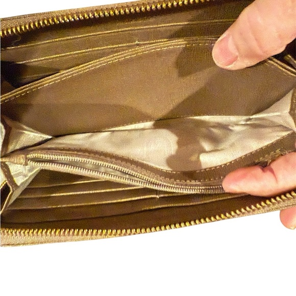 Furla Gold Zip-Around Wallet Sleek Design - Picture 6 of 10